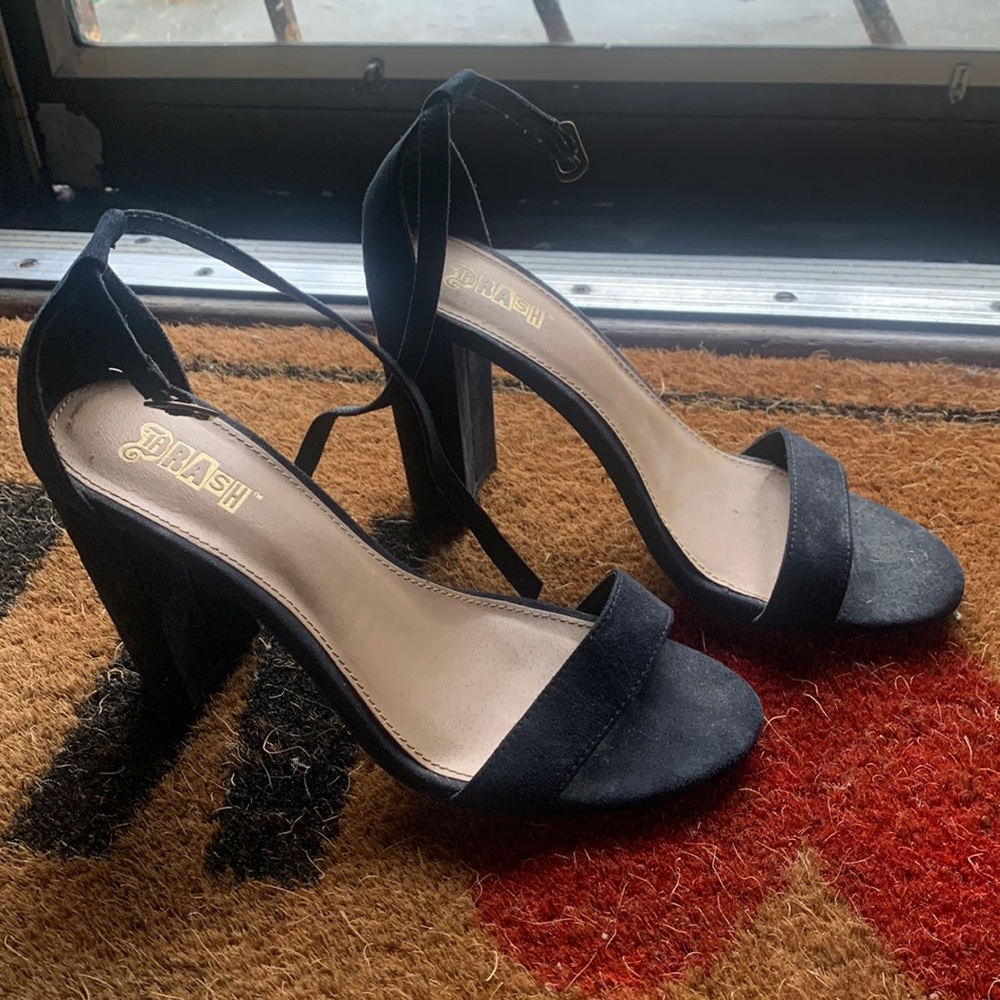 Black Sandals Heels, never worn.